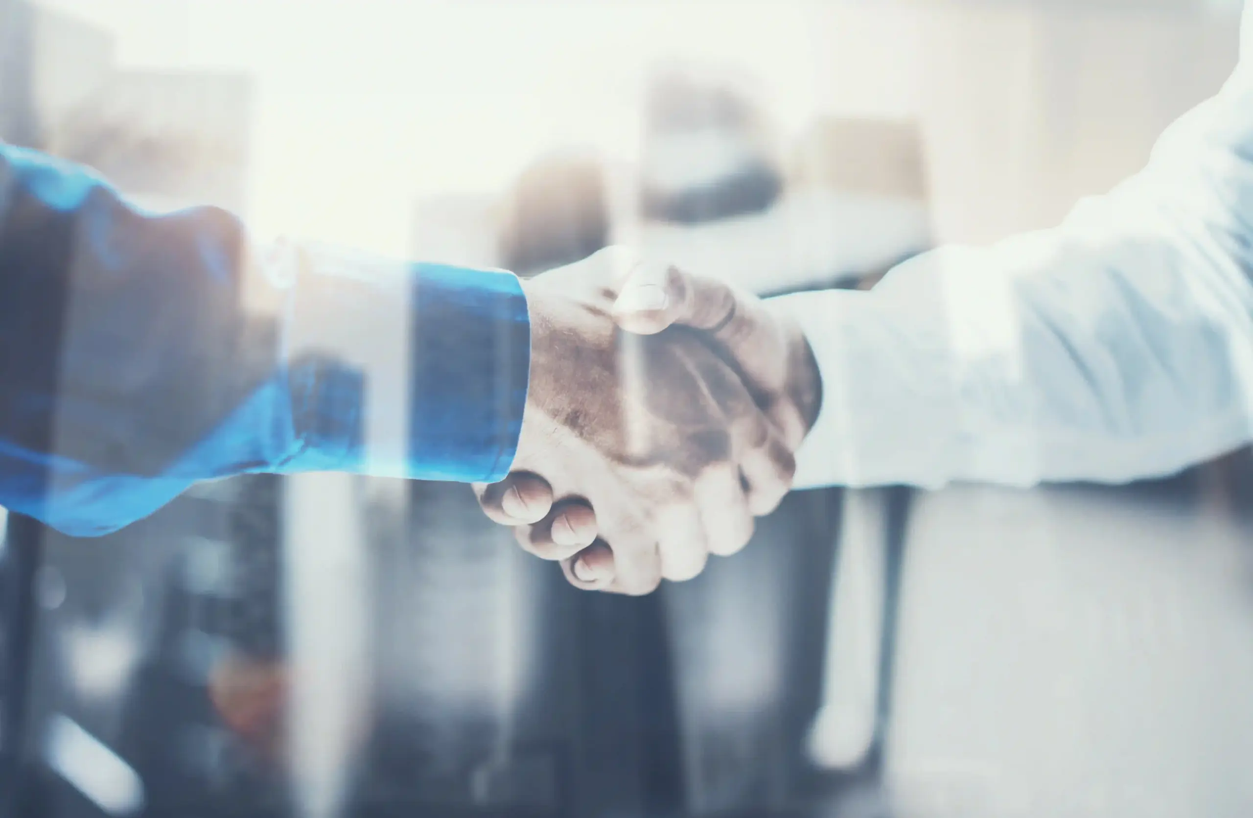 Zwei Geschäftspartner beim Handschlag – Vertrauen und Verlässlichkeit bei Aurisura als Beteiligungspartner